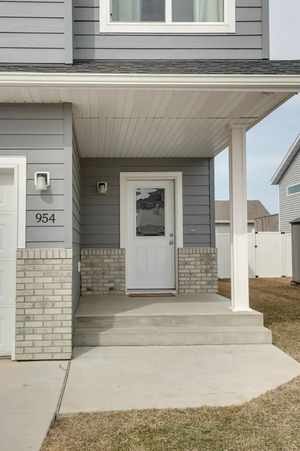 954 28th AVE W, West Fargo, ND 58078