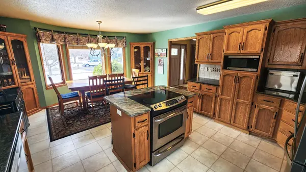 4041 S Rivershore DR, Moorhead, MN 56560