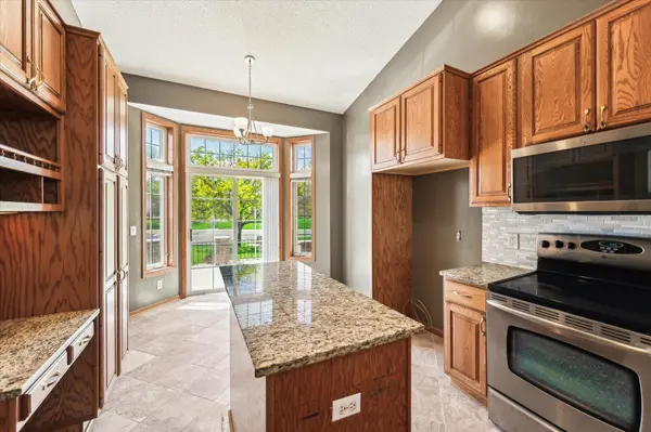 6913 Connelly CIR, Savage, MN 55378