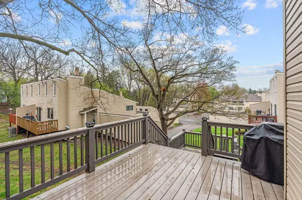5616 W Bavarian PASS, Fridley, MN 55432