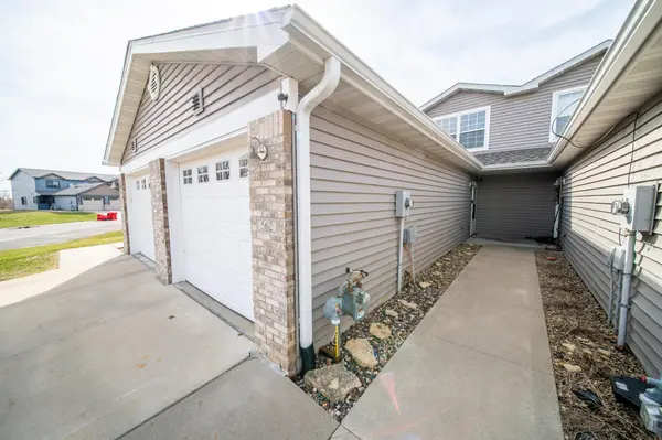 562 Pointe Ct SW, Rochester, MN 55902