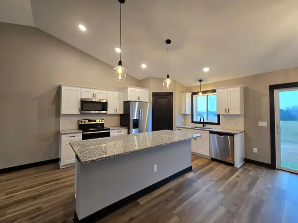 913 Three Lakes CT, Madison Lake, MN 56063