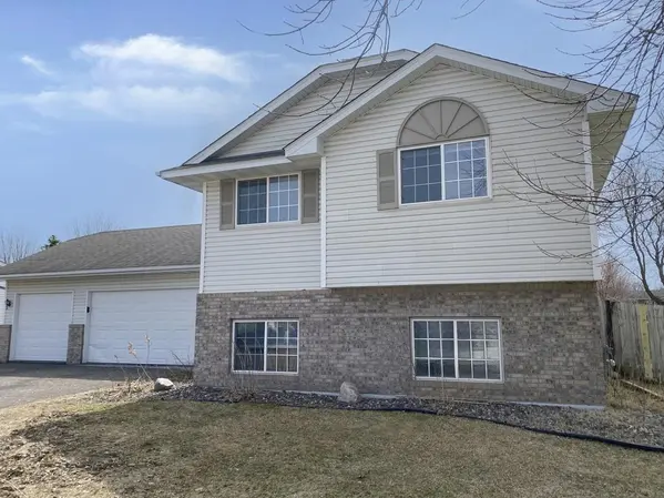 218 Crystal LN, Montrose, MN 55363