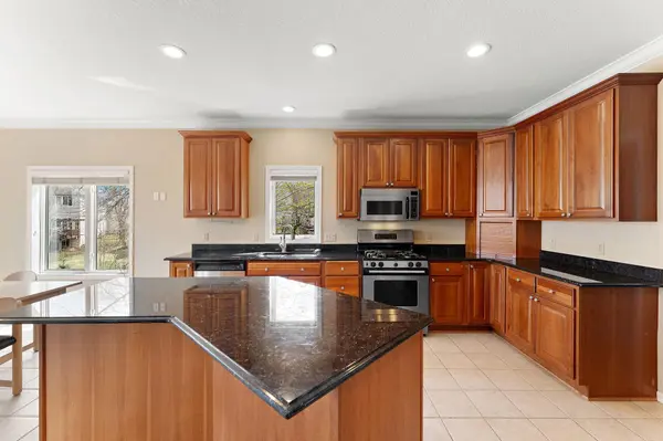 9677 Jonathan LN, Eden Prairie, MN 55347