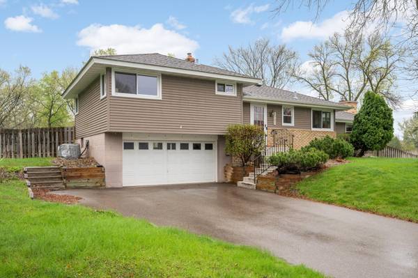 5703 Oakview LN, Minnetonka, MN 55345