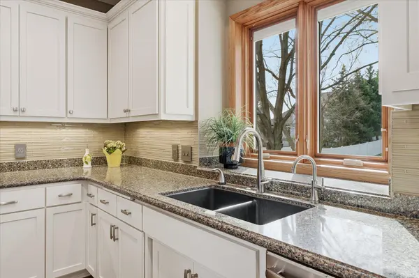 17811 Hollybrook TRL, Lakeville, MN 55044