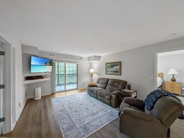 1350 Douglas DR N #110, Golden Valley, MN 55422
