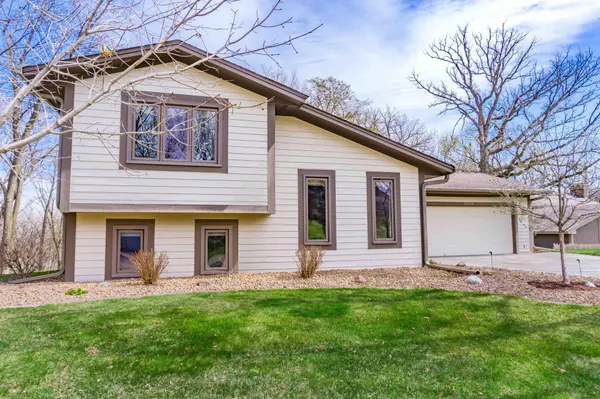 112117 Haering CIR, Chaska, MN 55318