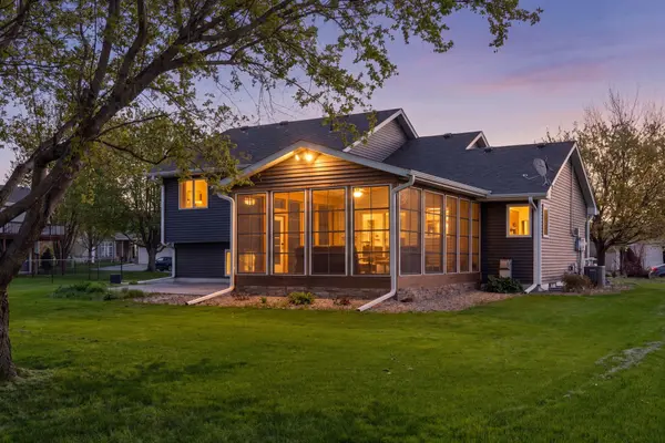 1274 Parkside LN, Waconia, MN 55387