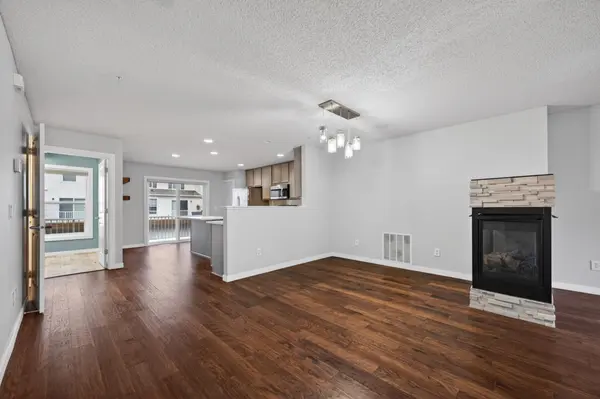 900 Ledgestone DR, Mahtomedi, MN 55115
