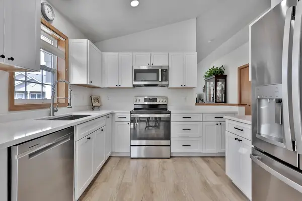 180 Wedgewood DR, Mahtomedi, MN 55115