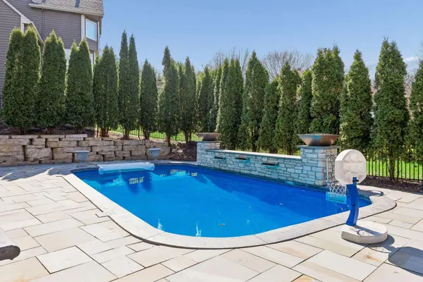 3820 Hunters Overlook LN, Eagan, MN 55123