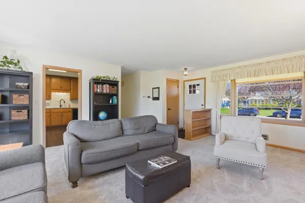 2095 Fairways LN, Roseville, MN 55113