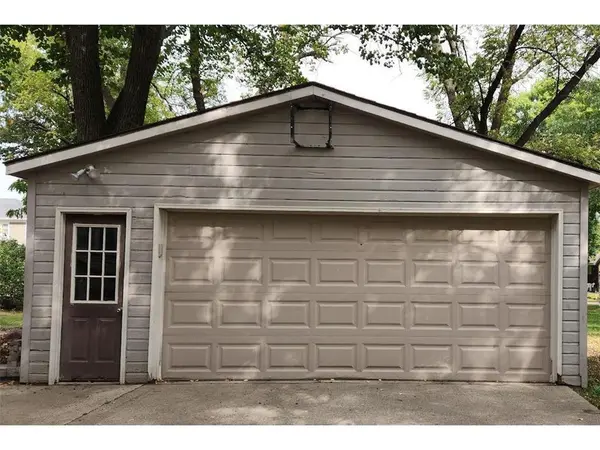 528 11th ST, Windom, MN 56101