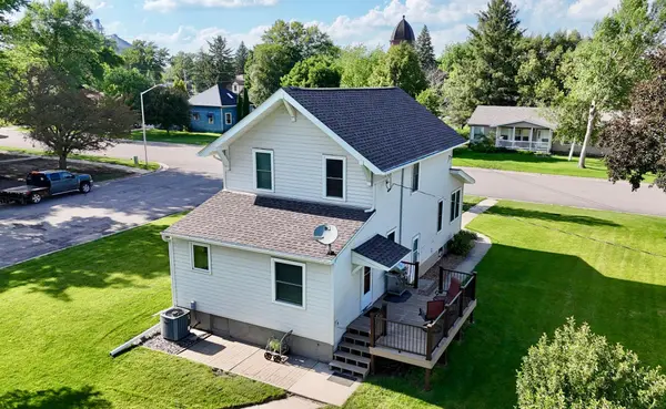 407 E Fairview AVE, Olivia, MN 56277