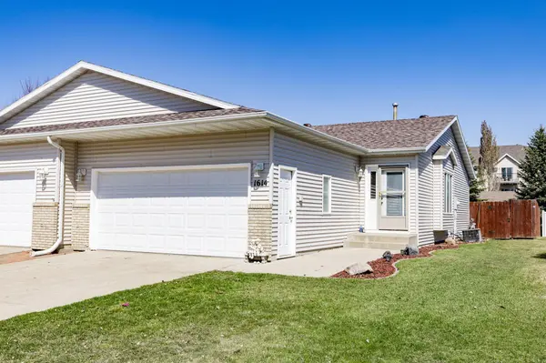 1614 Suntree DR, West Fargo, ND 58078