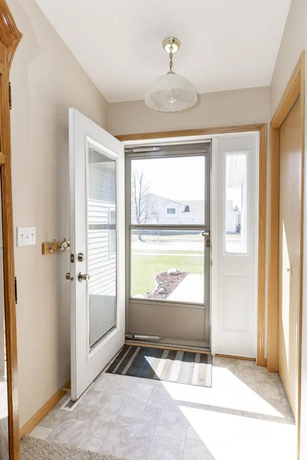 1614 Suntree DR, West Fargo, ND 58078