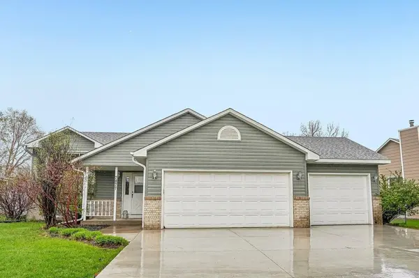7877 18th ST N, Oakdale, MN 55128
