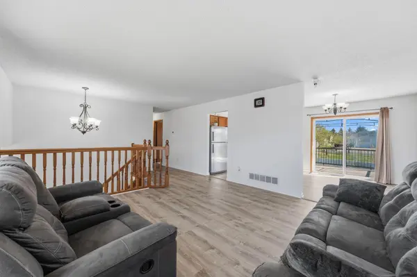 496 Braeburn DR, Shakopee, MN 55379