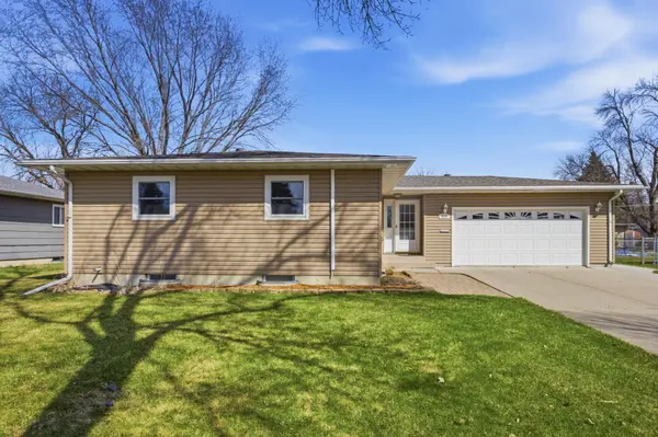 2909 Edgewood DR N, Fargo, ND 58102