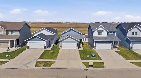 1150 Highland LN W, West Fargo, ND 58078