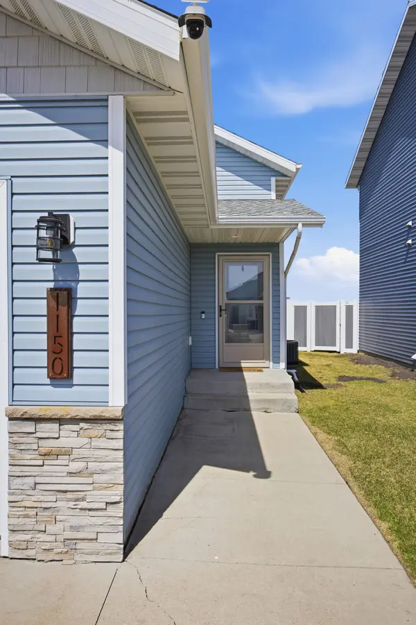 1150 Highland LN W, West Fargo, ND 58078