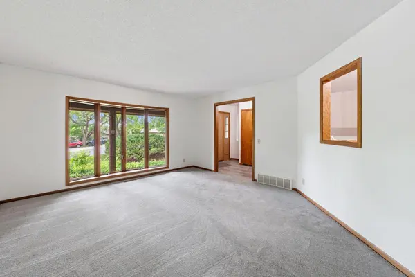 1264 Vildmark DR, Eagan, MN 55123