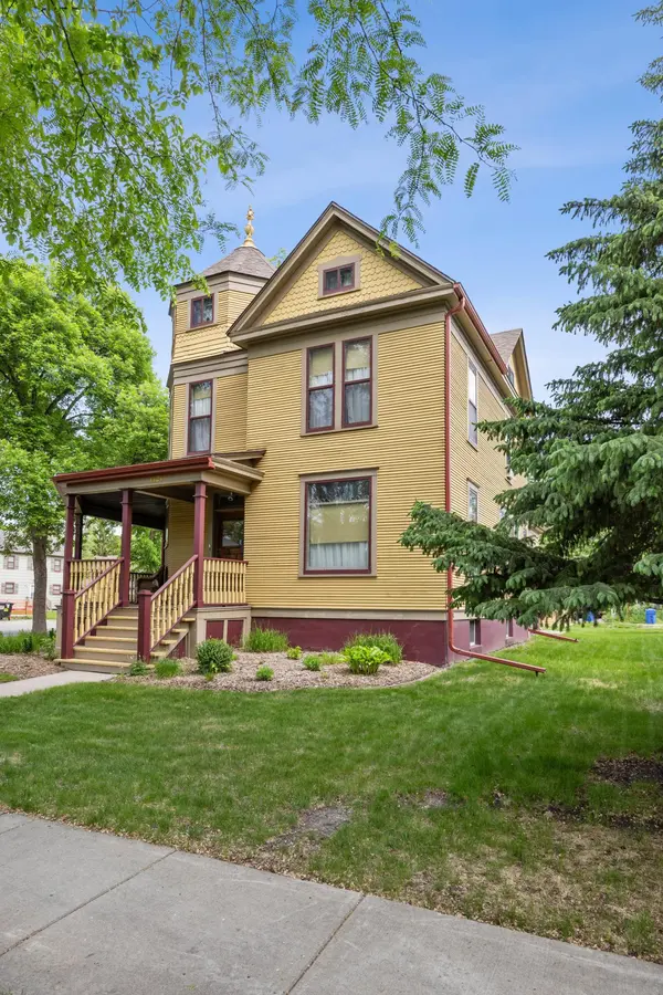 1121 4th AVE S, Fargo, ND 58103