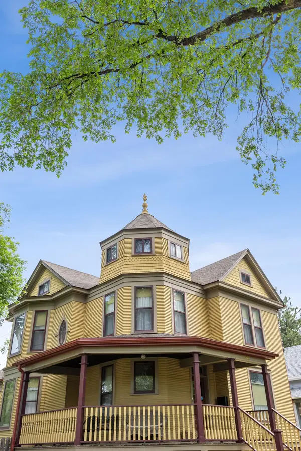 1121 4th AVE S, Fargo, ND 58103