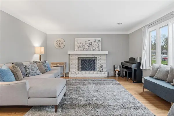 2222 Draper AVE, Roseville, MN 55113