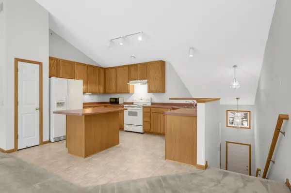2820 Spy Glass DR, Chaska, MN 55318