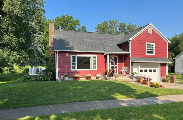 864 Redwood DR, Fairmont, MN 56031