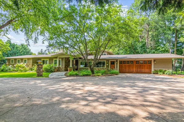 2150 Crestview DR, Chanhassen, MN 55331