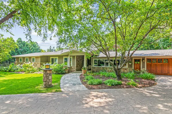 2150 Crestview DR, Chanhassen, MN 55331