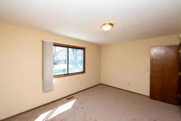 7552 15th Street LN N, Oakdale, MN 55128