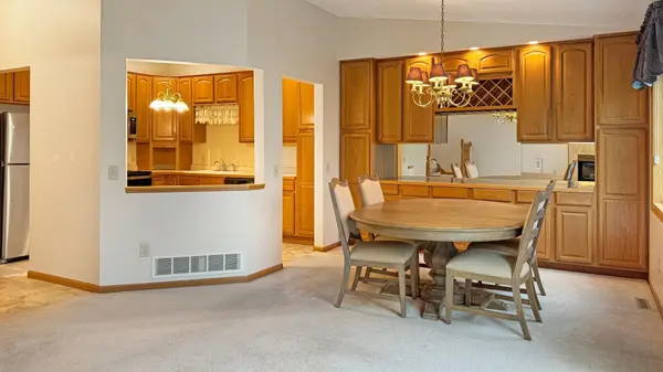 885 Kimberly LN, Chanhassen, MN 55317