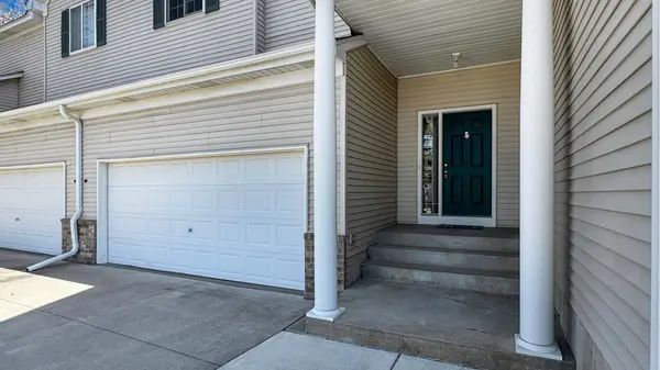 885 Kimberly LN, Chanhassen, MN 55317