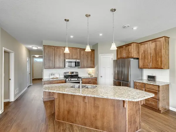 1085 Roselyn DR, Victoria, MN 55386