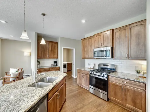 1085 Roselyn DR, Victoria, MN 55386