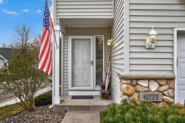 6221 Upland LN N, Maple Grove, MN 55311