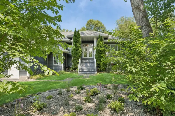 118 S Shannon DR, Shakopee, MN 55379