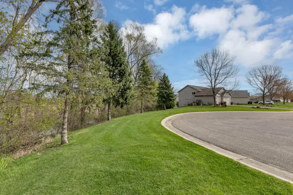 610 Knollwood CT, Annandale, MN 55302