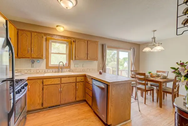 6878 Upper 28th ST N, Oakdale, MN 55128