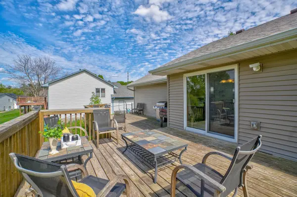 6878 Upper 28th ST N, Oakdale, MN 55128