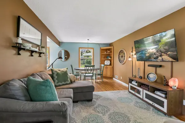 912 Woody LN NW, Coon Rapids, MN 55448