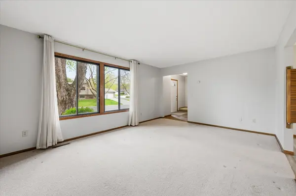 513 Laredo LN, Chanhassen, MN 55317