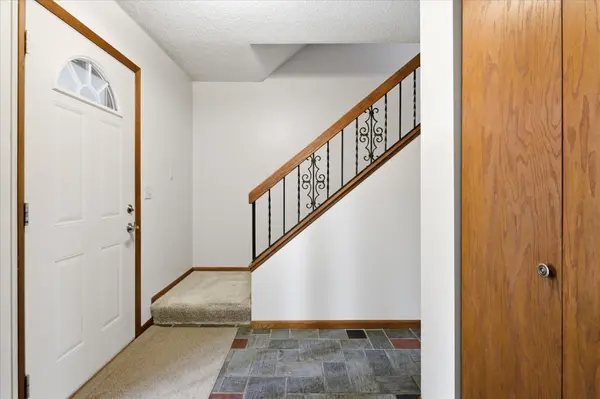 513 Laredo LN, Chanhassen, MN 55317