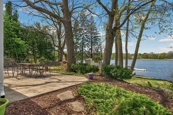 799 Heinel DR, Roseville, MN 55113