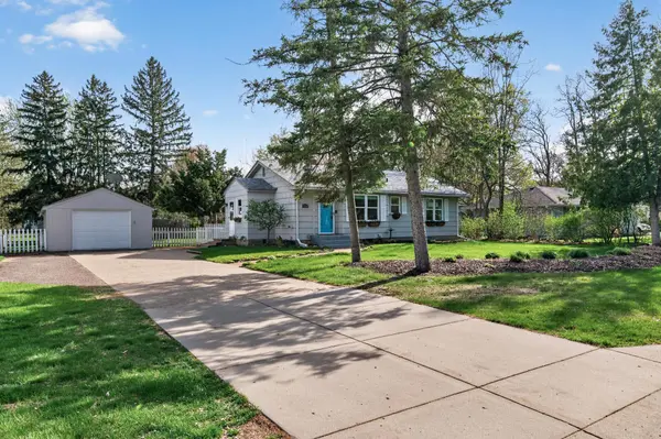 304 Lion LN, Shoreview, MN 55126