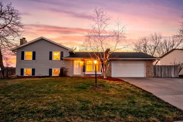 942 Hopewell LN, Apple Valley, MN 55124